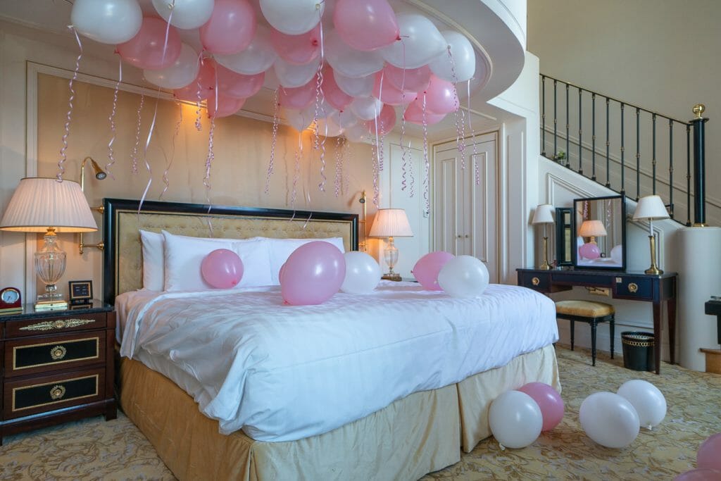 Surprise Paris proposal ideas decorate her hotel room with balloons
