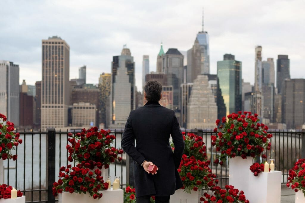 Brooklyn Bridge marriage proposal thousands red roses