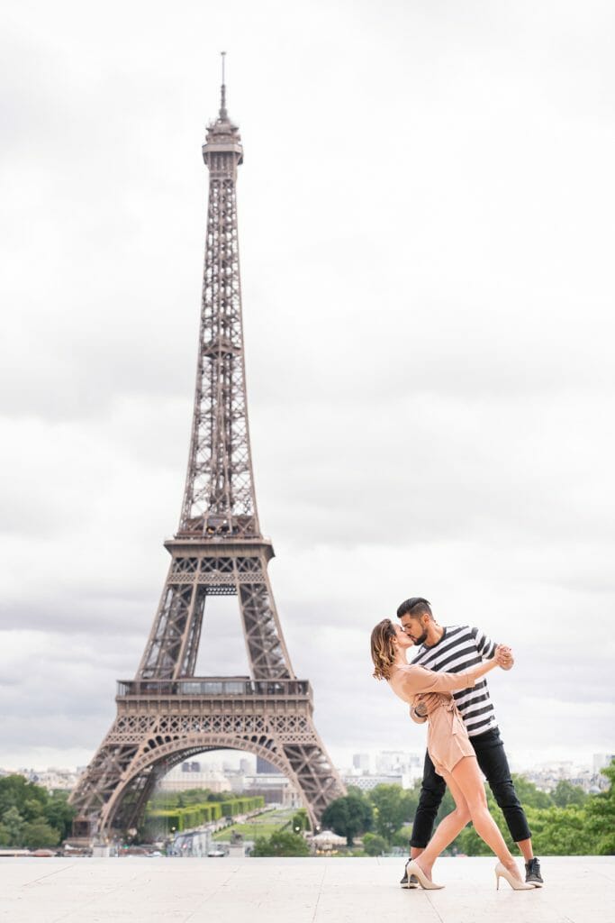 Amazing poses for your Paris engagement photos