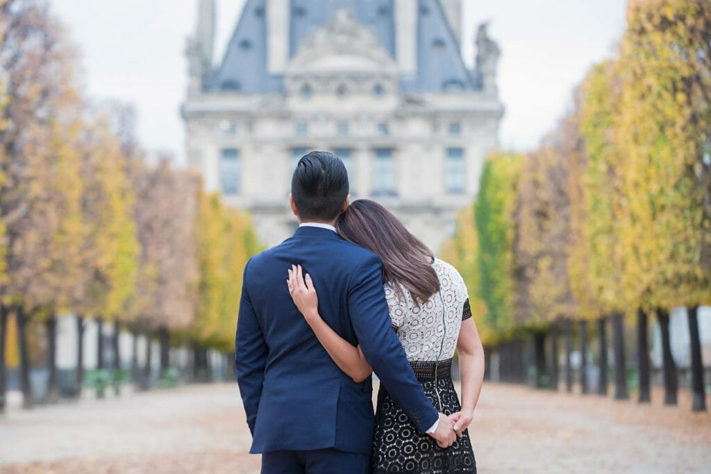 Classic poses for your couple photo shoot in Paris