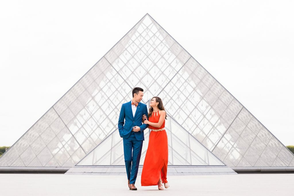 Couple photoshoot in Paris Louvre Museum