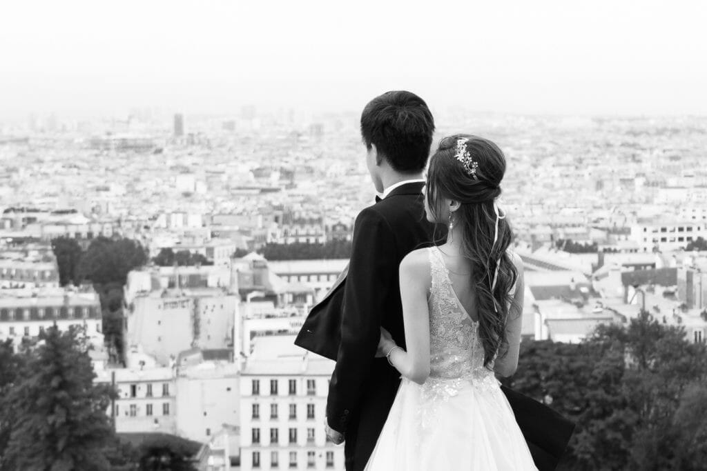 Dreamy couple photo ideas for your Paris engagement session