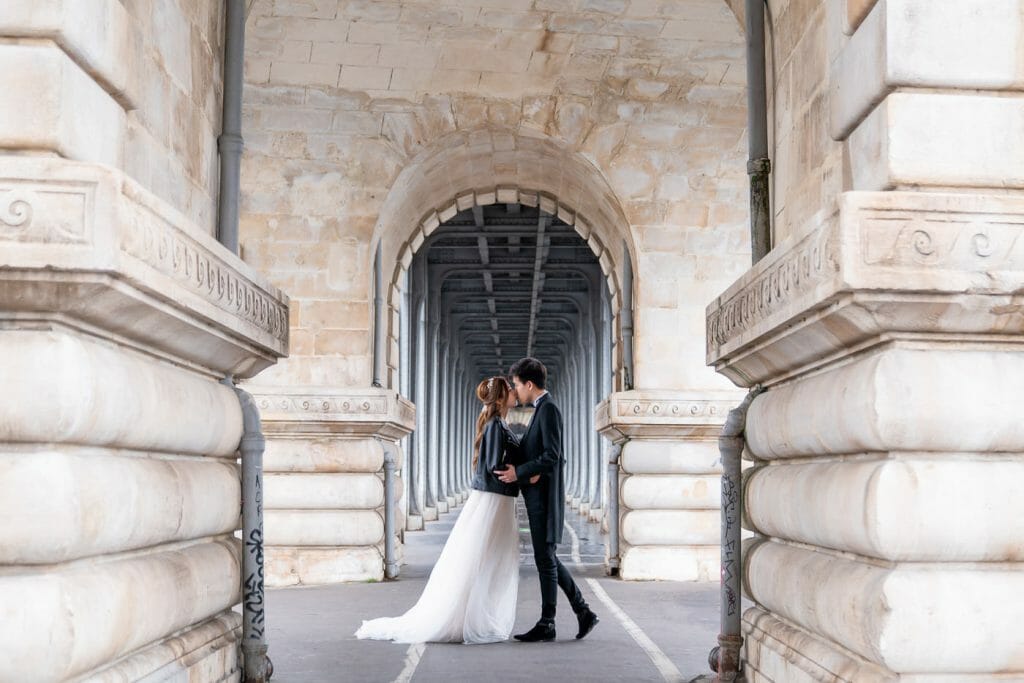 Pre-wedding couple photoshoot at the Bir-Hakeim Bridge in Paris