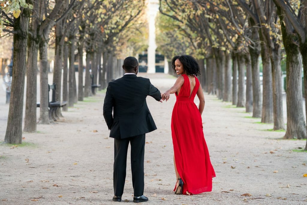 Cute ideas for couple photoshoot poses in Paris