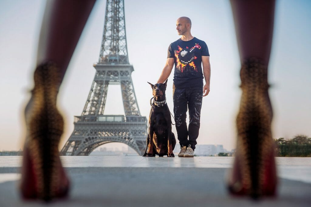 Creative couple photography ideas Eiffel Tower at sunrise