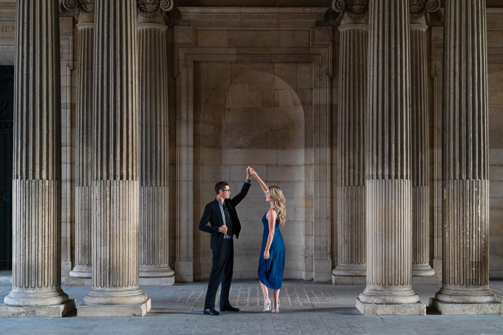 Creative couple poses for your Paris nighttime photos