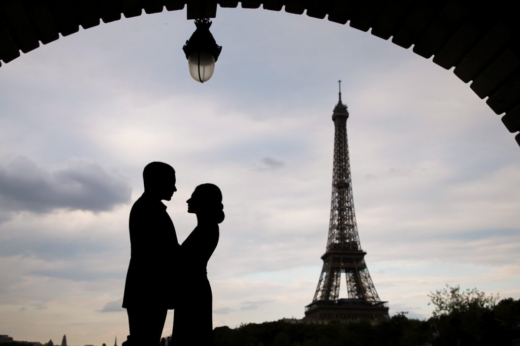 Eiffel Tower couple pictures silhouette at Bir Hakeim Bridge