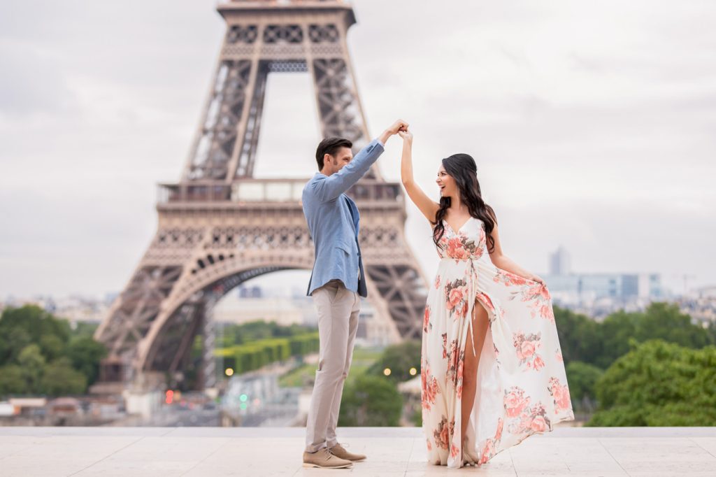 Eiffel Tower picture ideas for couples
