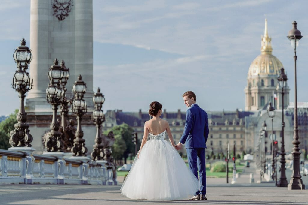 Elegant pre-wedding photos at Alexander III Bridge