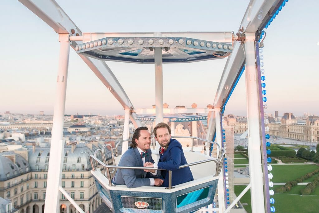 Fun couple photoshoot ideas in a Ferris Wheel overlooking Paris