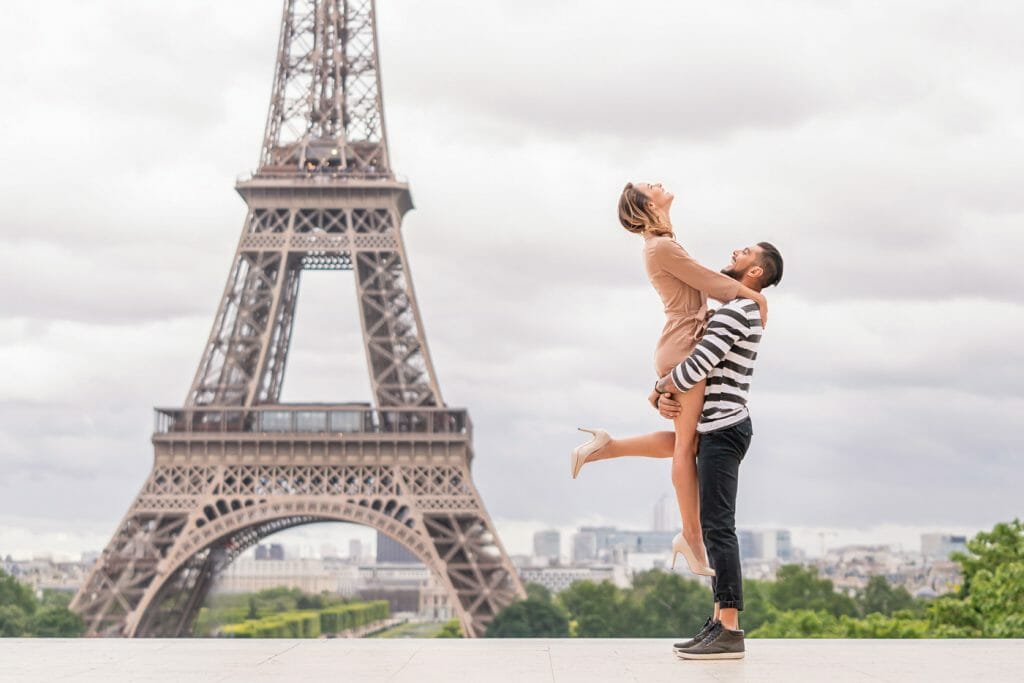 Eiffel Tower Couple photoshoot how to pose