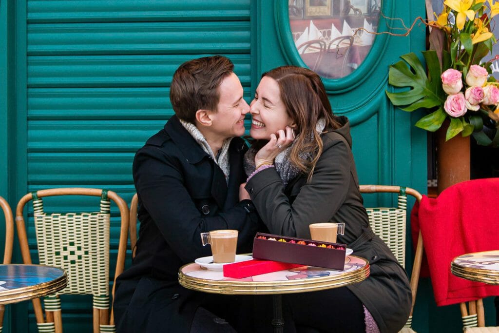 Cute couple photoshoot ideas macarons and cafe in Paris