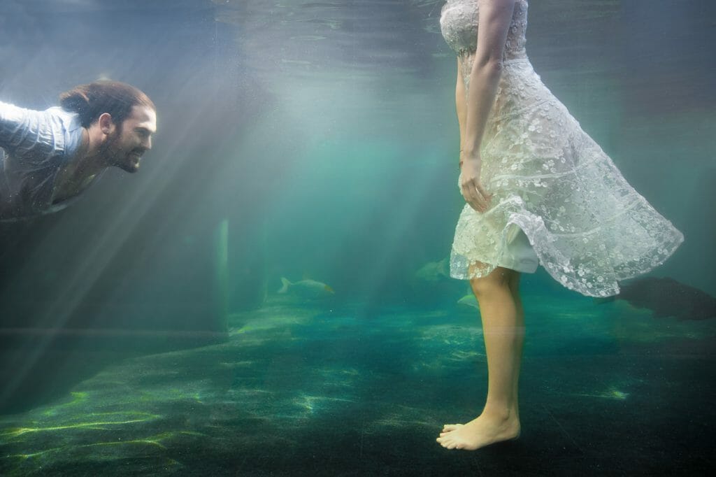 Unique couple photoshoot ideas underwater