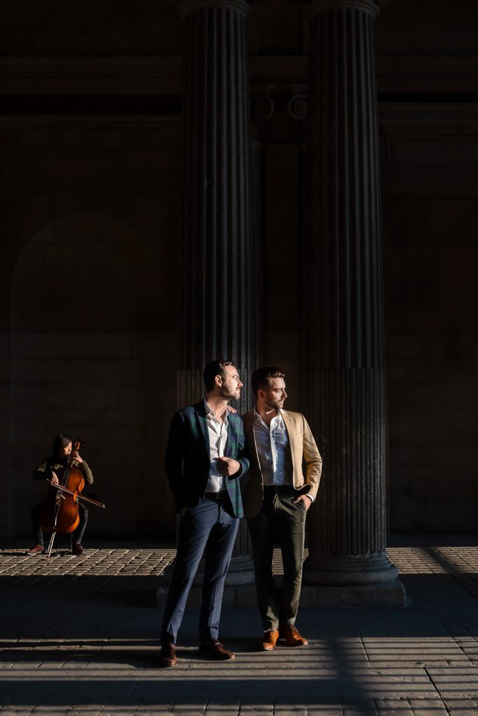 Romantic gay couple photos with violinist in Paris