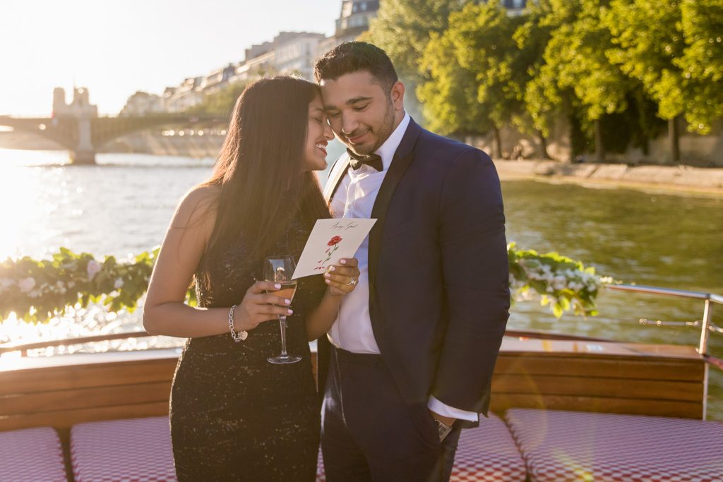 How to propose in Paris with a private boat and the Eiffel Tower along the Seine River