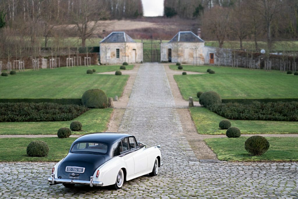 Vintage Rolls-Royce as a car for your Paris proposal