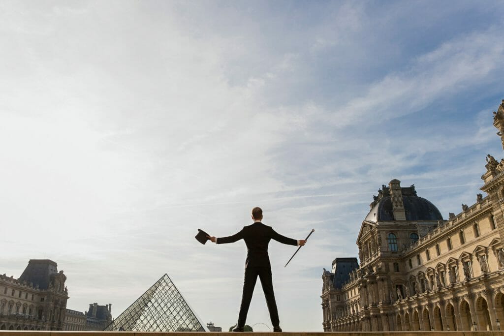 Paris solo traveler photoshoot at the Louvre Museum
