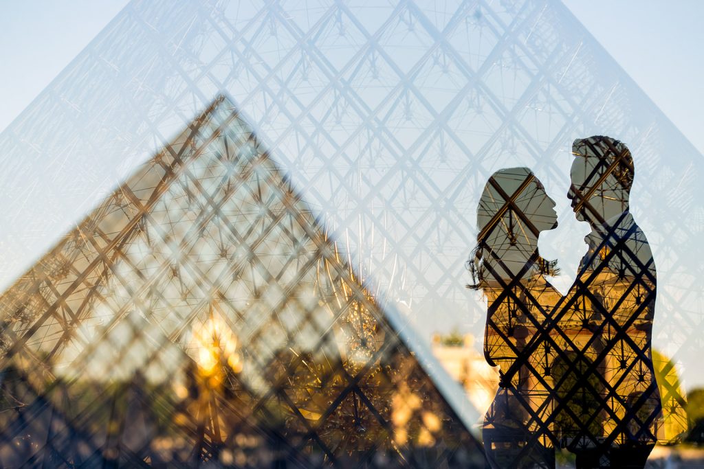 Paris couple photography by night Louvre Museum