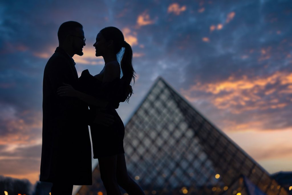 Paris couple photography by night at the Louvre Museum