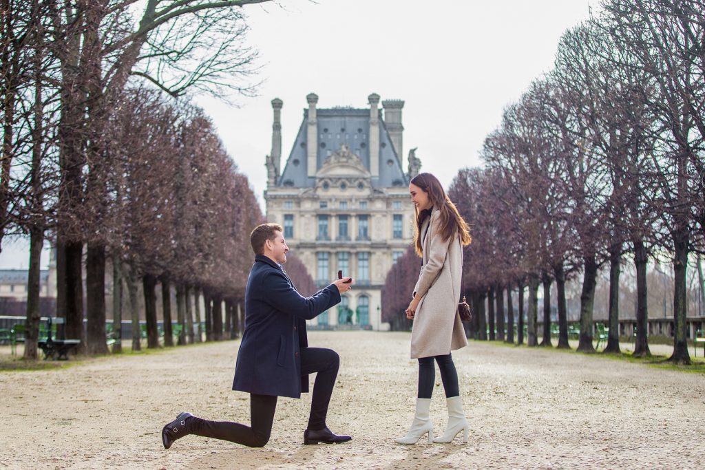 Paris photographer couple shoots proposal