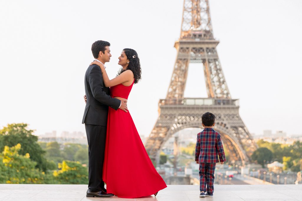 Paris photographer couple shoots in paris
