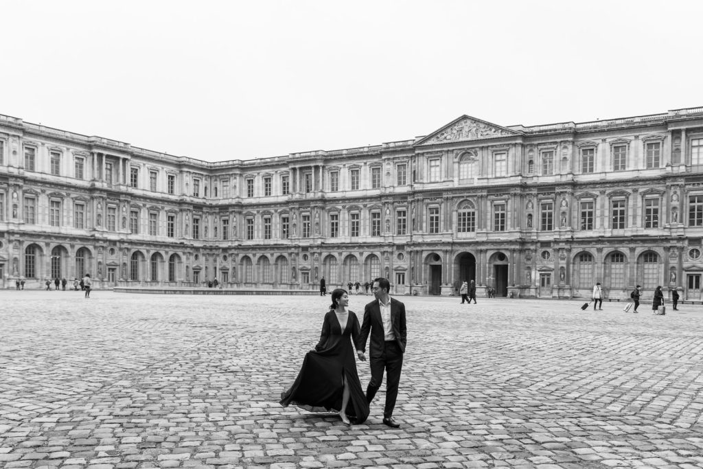 Paris photoshoot ideas at the Louvre museum in black and white