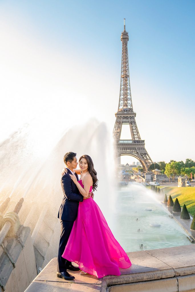Poses for couples photography Eiffel Tower