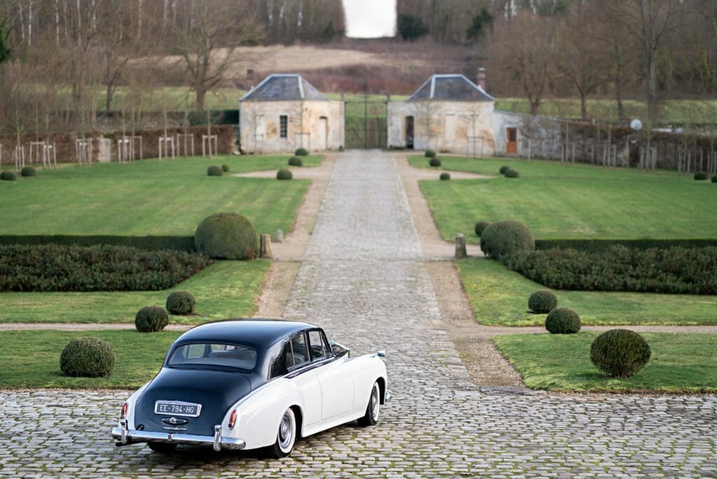 Rent a luxury car in Paris for your engagement
