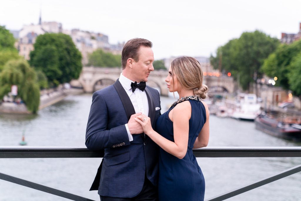 Romantic Paris picture of couple on Pont des Arts