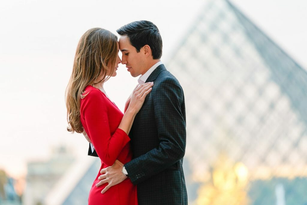 Romantic couple photoshoot poses in Paris