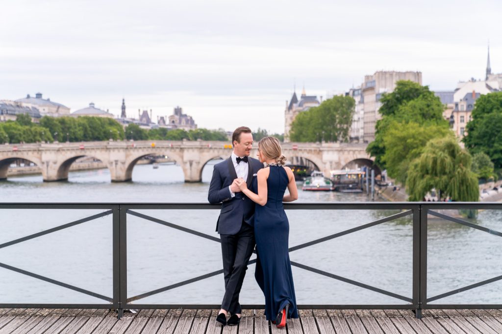 Romantic couple photos on Pont des Arts