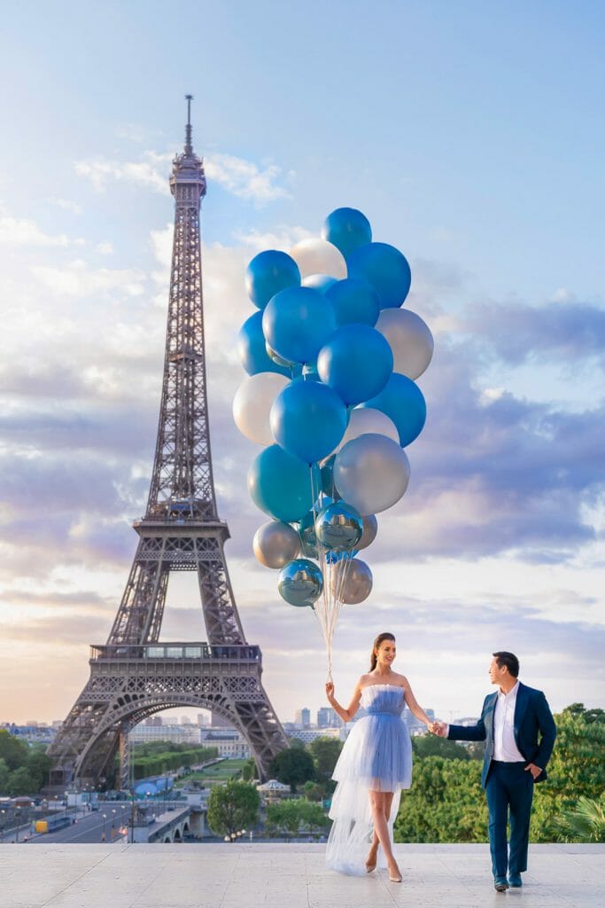 Dazzling Eiffel Tower maternity couple shoot with massive blue balloons