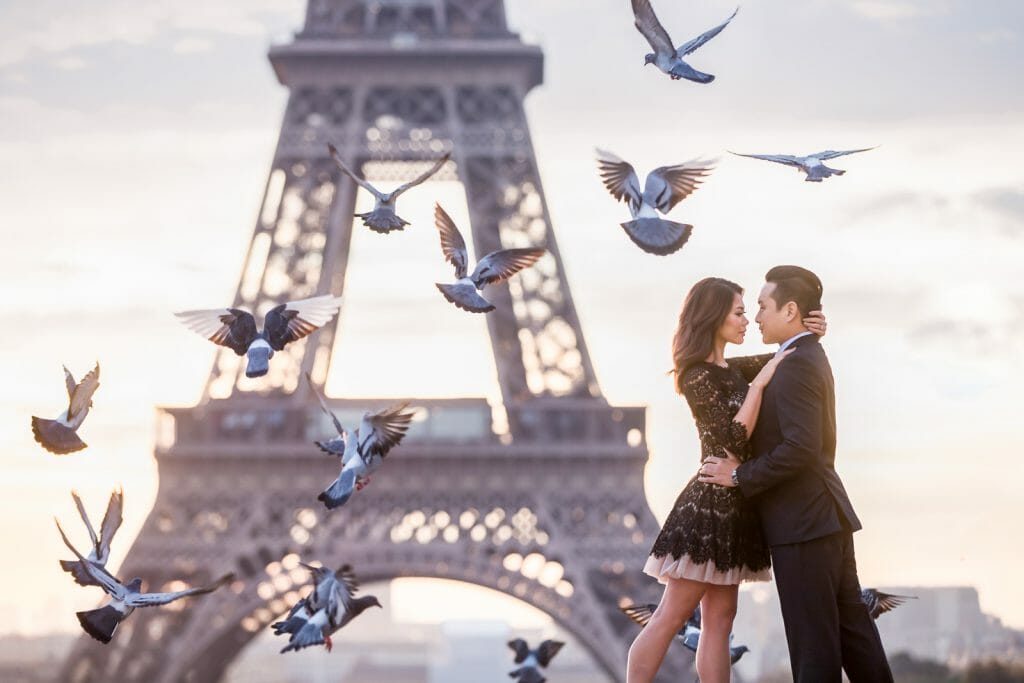 Eiffel Tower couple photoshoot at sunrise Trocadero