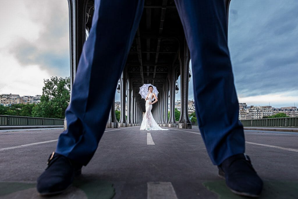 paris pre wedding photographer Bir-Hakeim Bridge