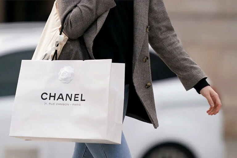 Book a personal luxury shopper in Paris