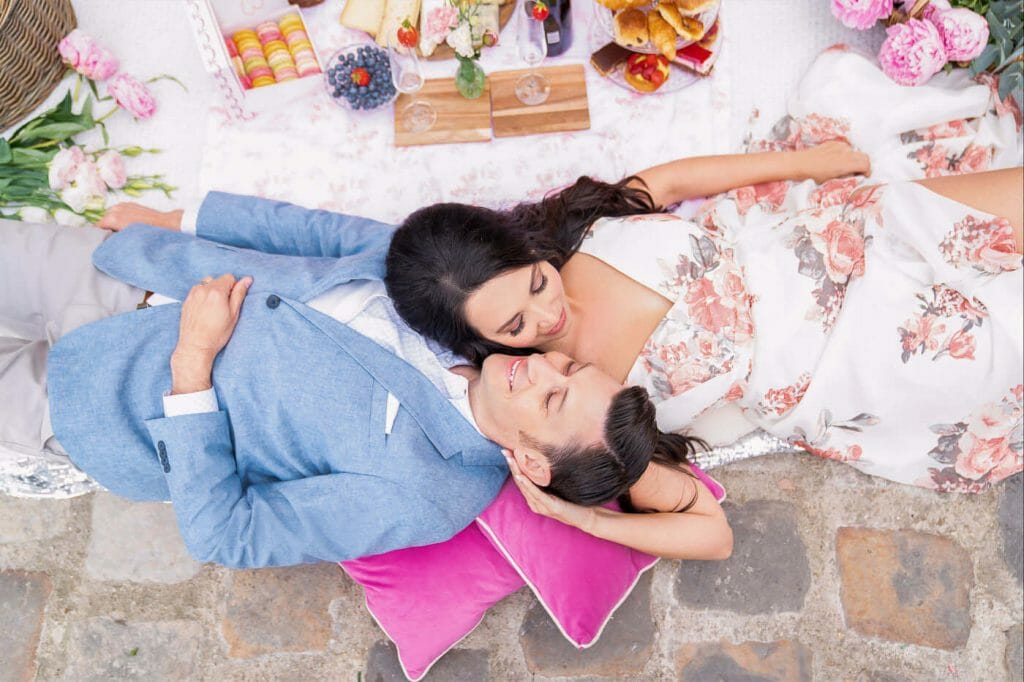 Photographers in Paris for tourists: Fun couple photoshoot ideas styled picnic