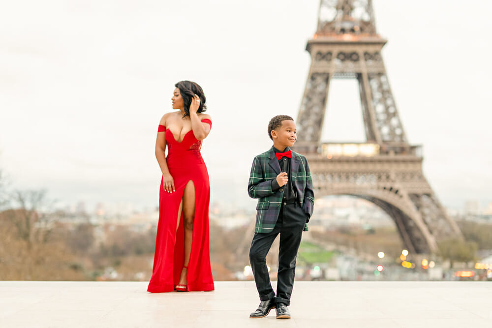 Paris family photos at the Eiffel Tower