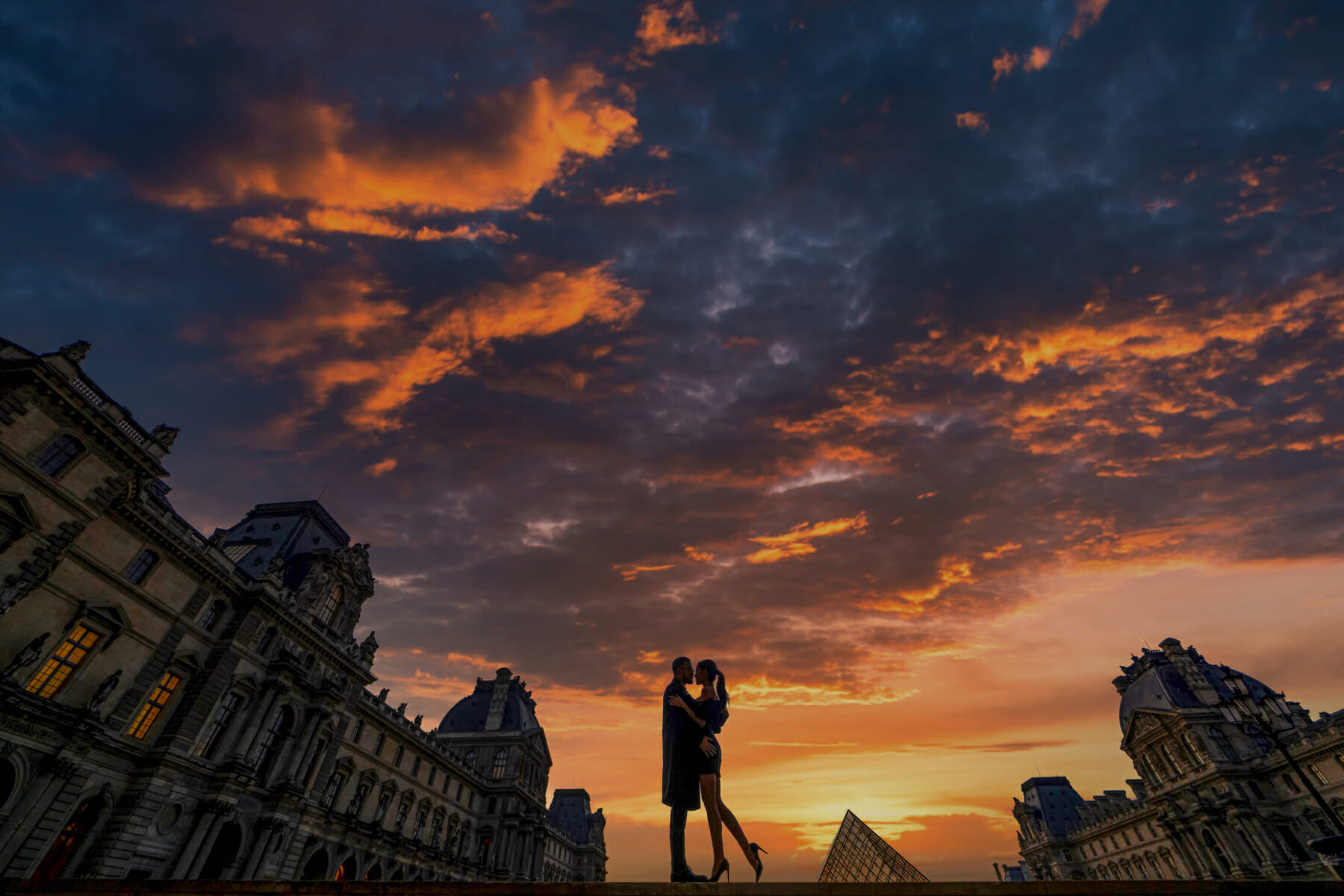 Best Photoshoot Locations in Paris: the Louvre by Night