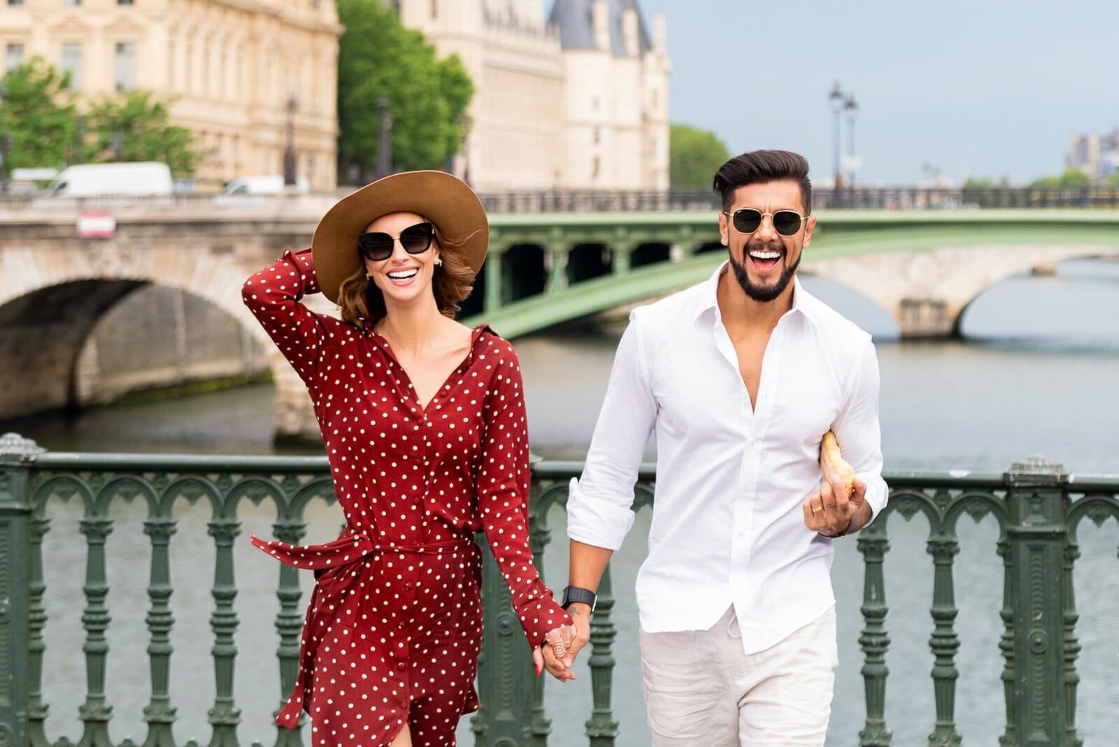 Fun couple photoshoot in Paris near Notre Dame