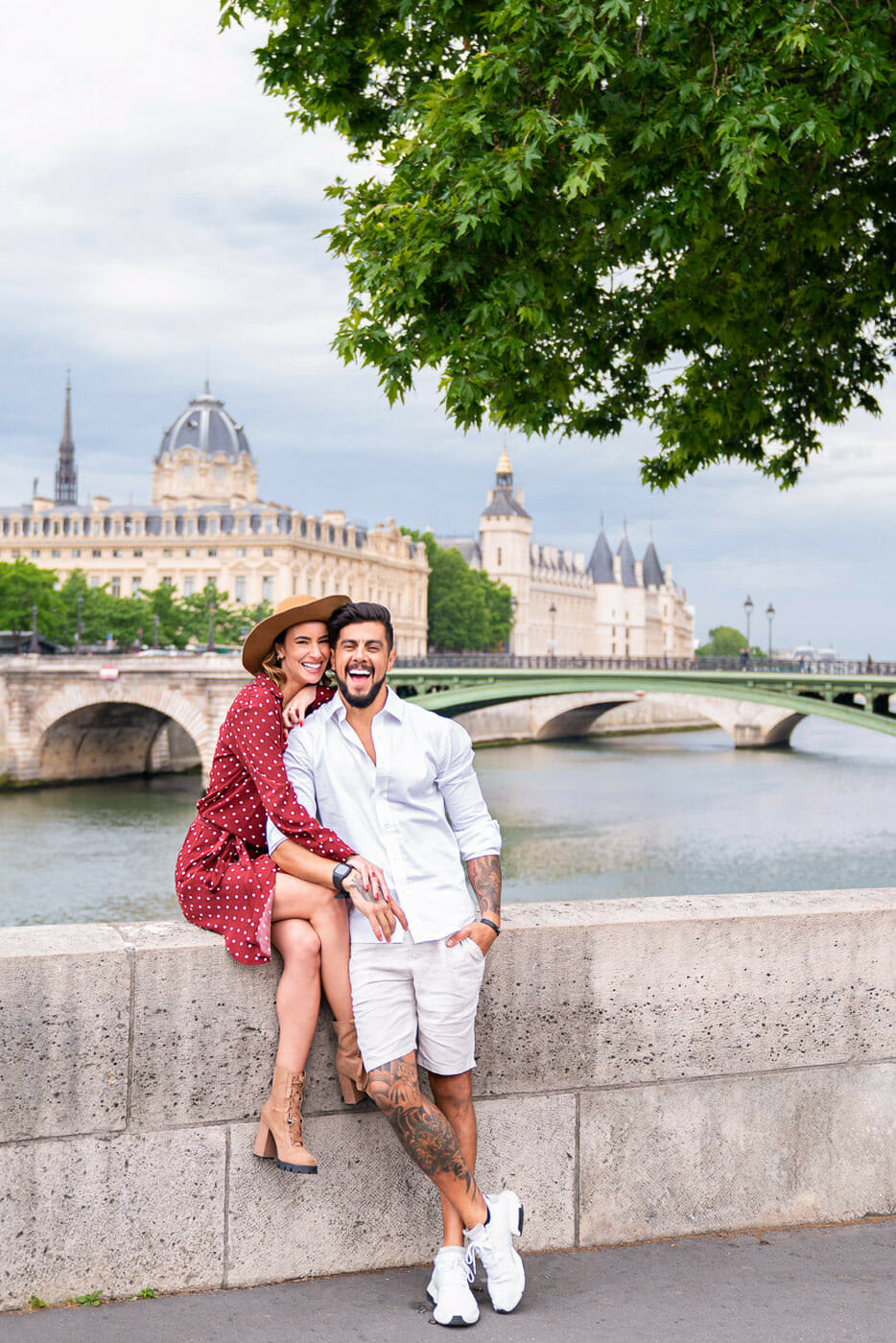 Fun couple photoshoot in Paris near Notre Dame