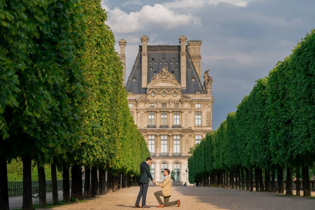 Частное предложение руки и сердца для геев в саду Тюильри