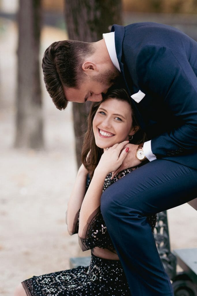 Милая фотосессия в саду Тюильри в Париже на скамейке