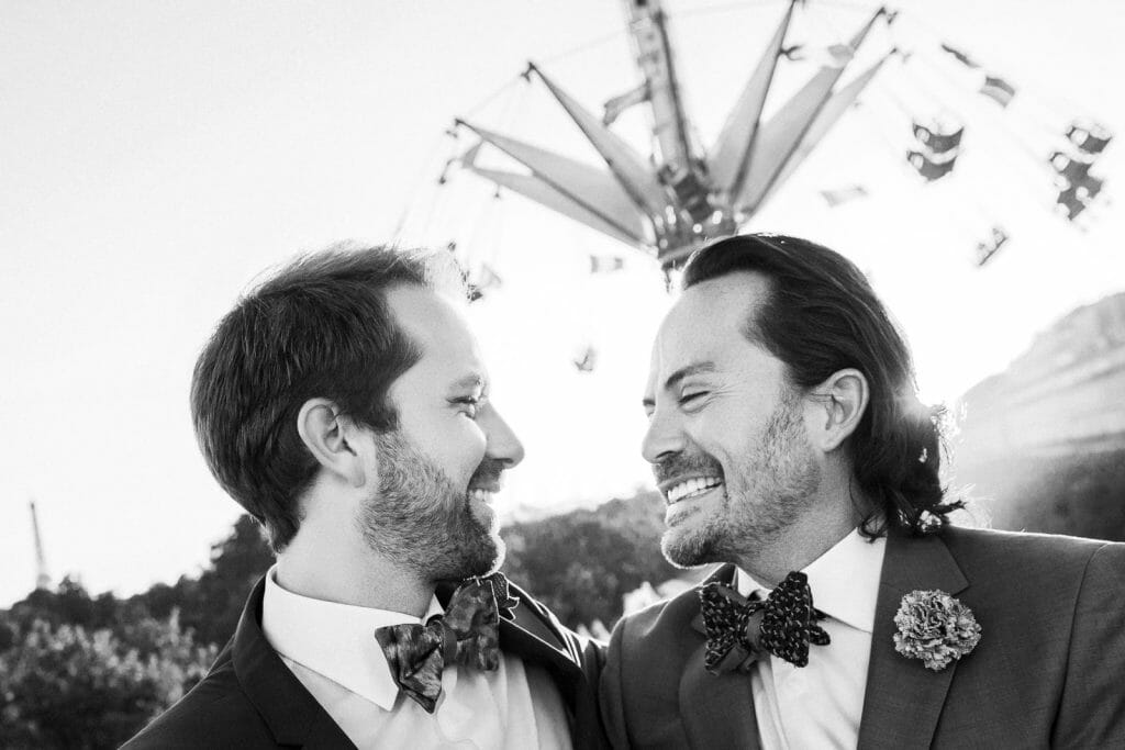 Веселая фотосессия парижской геи в саду Тюильри