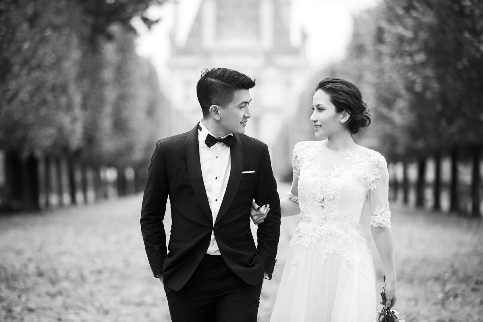 Beautiful Paris pre-wedding photos in the Tuileries Garden