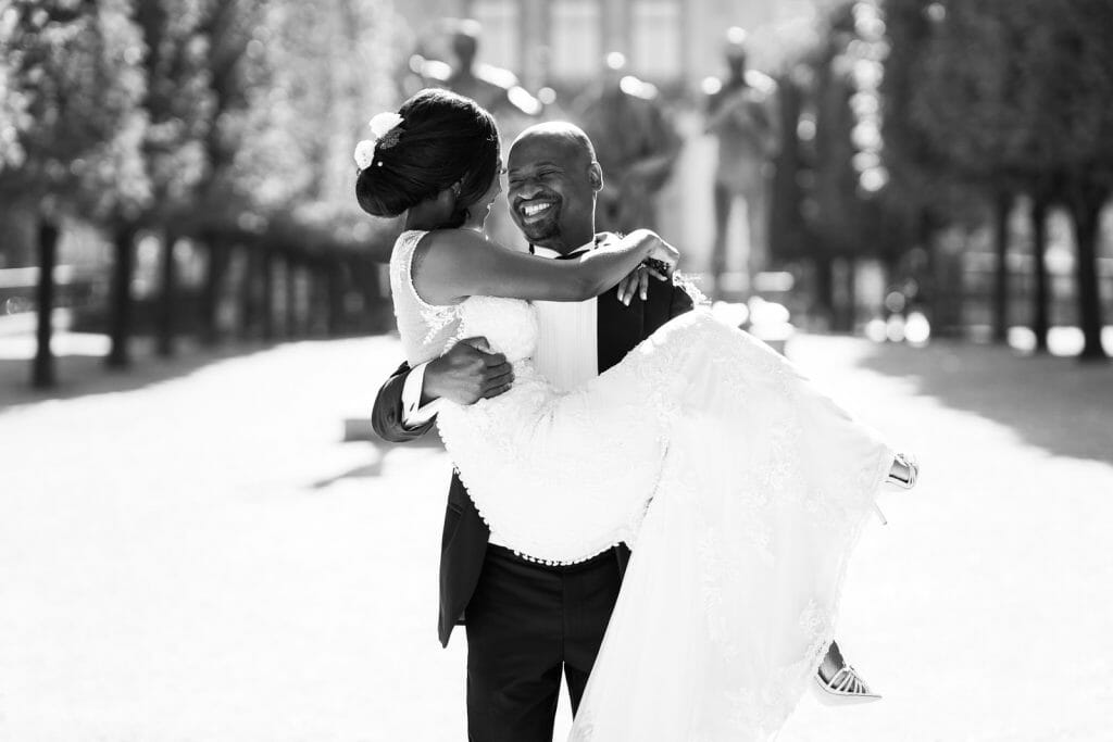 Прекрасные предсвадебные фотографии в саду Тюильри в Париже