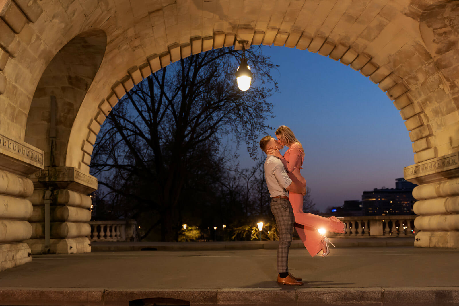 Super romantic evening Paris anniversary photos at the Bir-Hakeim Bridge