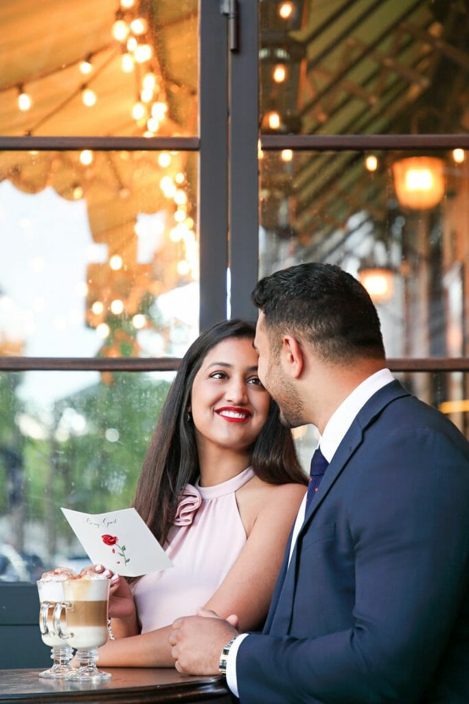 Séance photo en couple au Belloy Café Paris