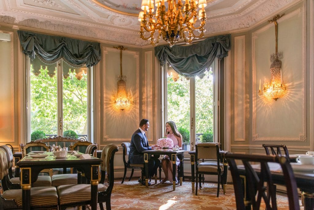 Séance photo de couple chez Ladurée Paris