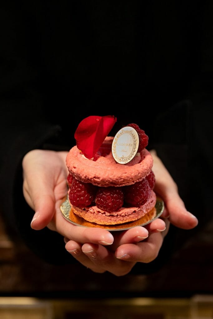 Séance photo de couple chez Ladurée Paris