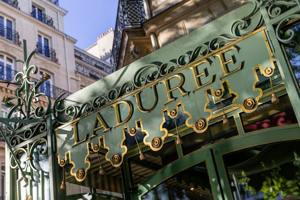 Séance photo de couple chez Ladurée Paris